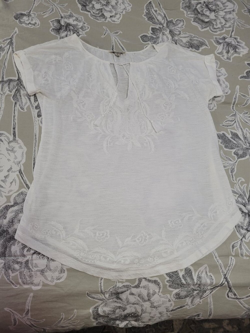 Lucky Brand White Cotton Embroidered Front Short Sleeve Top Size Small EUC